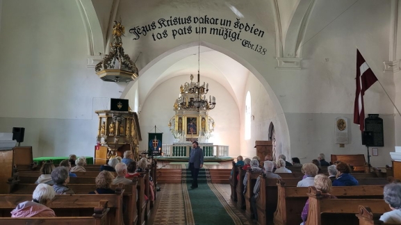Latvija: ADVENTES ZVAIGZNE PR SUITIEM KOP AR PROFESORU ANDRI PRIEDI UN RELNIECI ILONU BIRELI