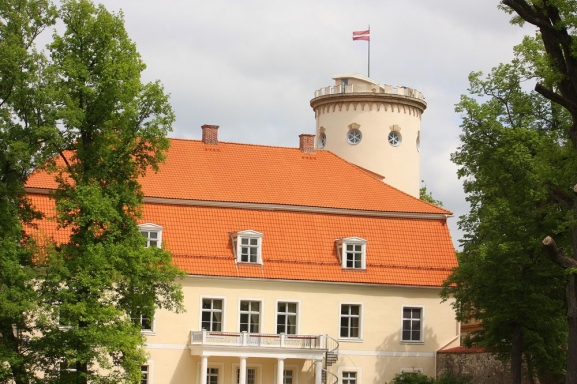 Latvija: LATVIJAS KINO VIETAS UN MELODIJAS KOP AR ROBERTU IPURU UN MZII ARTI GGU
