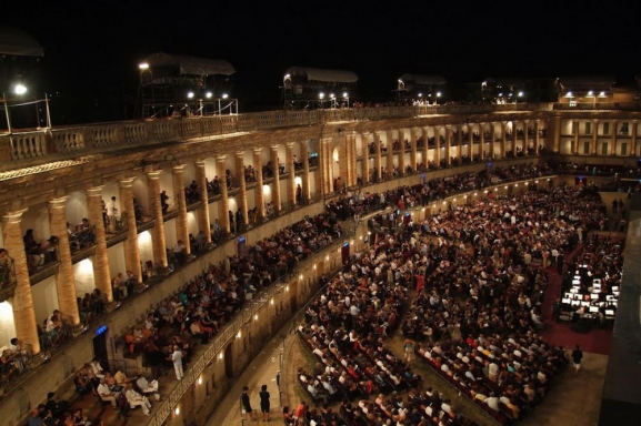 Itlija: MARKES REIONS STARP APENNIEM UN ADRIJAS JRU AR ROSNI OPERAS FESTIVLU PESARO