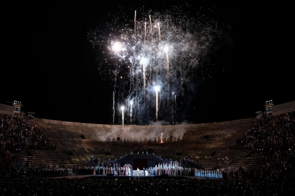 Itlija: OPERAS NABUCCO UN AIDA VERONAS ARN UN VENCIJA