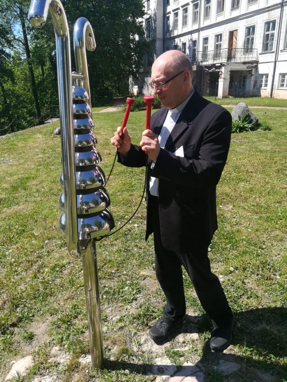 Igaunija: PRNAVAS LA MUZIKLIE PIEDZVOJUMI KOP AR RELNIEKU JNI KARPOVIU, PROFESORU ANDRI PRIEDI UN FLAUTISTI DAINU TREIMANI