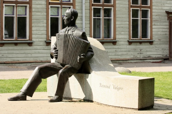 Igaunija: PRNAVAS LA MUZIKLIE PIEDZVOJUMI KOP AR RELNIEKU JNI KARPOVIU, PROFESORU ANDRI PRIEDI UN FLAUTISTI DAINU TREIMANI