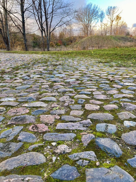 Latvija: RGAS PRSTEIGUMI  IZZINOS BRAUCIENS AR 4X4 AUTOMANM KOP AR NEPIERADINTO VIETU APCEOTJU EDVNU BAUERU