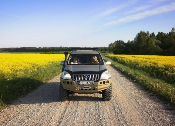 Latvija: RGAS PRSTEIGUMI  IZZINOS BRAUCIENS AR 4X4 AUTOMANM KOP AR NEPIERADINTO VIETU APCEOTJU EDVNU BAUERU