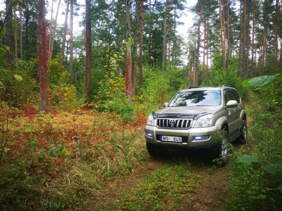 Latvija: RGAS PRSTEIGUMI  IZZINOS BRAUCIENS AR 4X4 AUTOMANM KOP AR NEPIERADINTO VIETU APCEOTJU EDVNU BAUERU