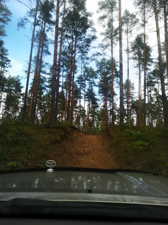 Latvija: RGAS PRSTEIGUMI  IZZINOS BRAUCIENS AR 4X4 AUTOMANM KOP AR NEPIERADINTO VIETU APCEOTJU EDVNU BAUERU