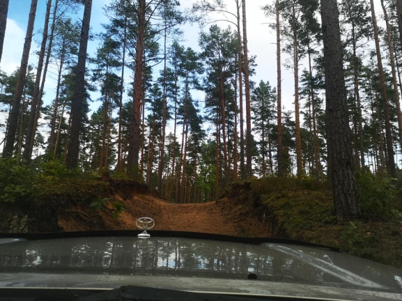 Latvija: RGAS PRSTEIGUMI  IZZINOS BRAUCIENS AR 4X4 AUTOMANM KOP AR NEPIERADINTO VIETU APCEOTJU EDVNU BAUERU