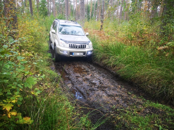 Latvija: RGAS PRSTEIGUMI  IZZINOS BRAUCIENS AR 4X4 AUTOMANM KOP AR NEPIERADINTO VIETU APCEOTJU EDVNU BAUERU