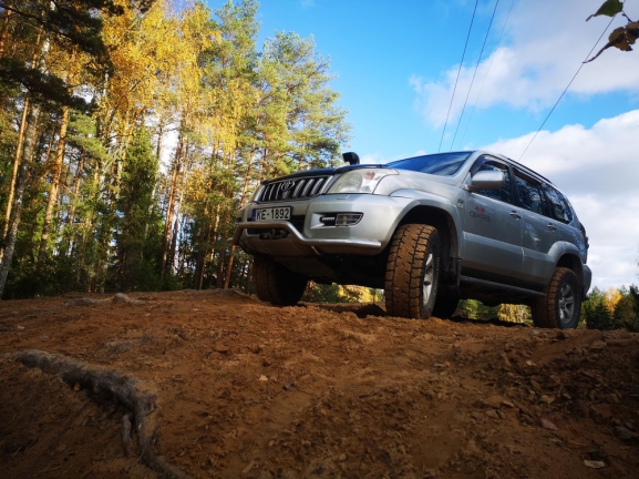 Latvija: RGAS PRSTEIGUMI  IZZINOS BRAUCIENS AR 4X4 AUTOMANM KOP AR NEPIERADINTO VIETU APCEOTJU EDVNU BAUERU