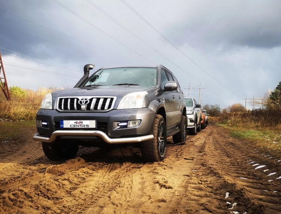 Latvija: RGAS PRSTEIGUMI  IZZINOS BRAUCIENS AR 4X4 AUTOMANM KOP AR NEPIERADINTO VIETU APCEOTJU EDVNU BAUERU