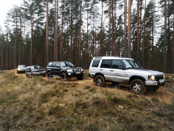 Latvija: RGAS PRSTEIGUMI  IZZINOS BRAUCIENS AR 4X4 AUTOMANM KOP AR NEPIERADINTO VIETU APCEOTJU EDVNU BAUERU