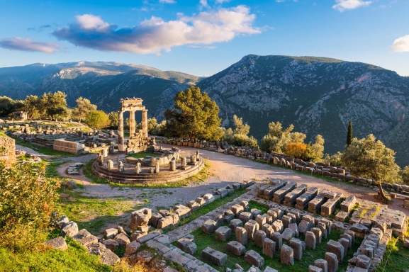 Grieija: <i>MAMMA MIA!</i> DZIESMOTS SKIATHOS UN SKOPELOSAS SALAS, ATNAS UN MTISKIE DELFI