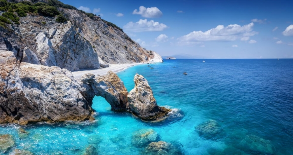 Grieija: <i>MAMMA MIA!</i> DZIESMOTS SKIATHOS UN SKOPELOSAS SALAS, ATNAS UN MTISKIE DELFI