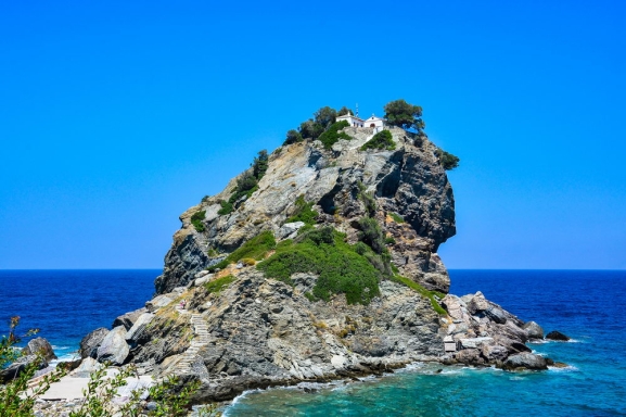 Grieija: <i>MAMMA MIA!</i> DZIESMOTS SKIATHOS UN SKOPELOSAS SALAS, ATNAS UN MTISKIE DELFI