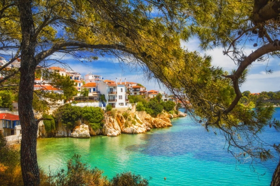 Grieija: <i>MAMMA MIA!</i> DZIESMOTS SKIATHOS UN SKOPELOSAS SALAS, ATNAS UN MTISKIE DELFI